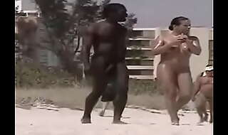 Negro en playa nudista