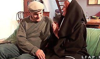 Une vieille nonne baisee et sodomisee par papy et son pote