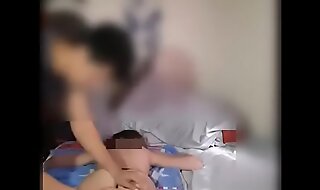Masaje a jovencita contracturada en tanga vídeo amateur cámara porno joven latino masajista con una polla grande