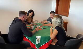 Um jogo de cartas acabou em troca de casal com Kel Abate e a Bruna Carlos! Continua no RED.