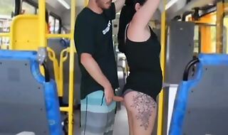 ABSURDO EM PUBLICO NO ÔNIBUS homem da esfrega o pau na morena ate gozar na sua bunda e vestido