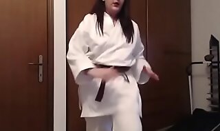 Giovane ragazza karateka suda e si allena mostrandoti il suo caldo corpo sudato
