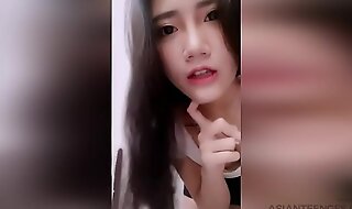 (AMATEUR) Young Chinese girl masturbates with a coition gadgetry