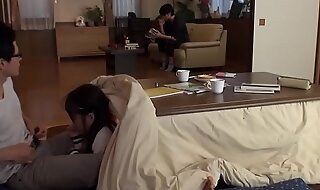 Japoneses follan debajo del kotatsu