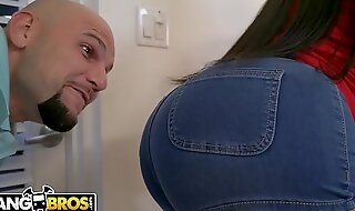 BANGBROS - Black Pizza Administering Girl Moriah Mills Delivers Will not hear of Chunky Ass Round J-Mac