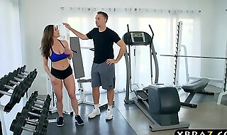 Milf gym workout on the big dick of her personal trainer