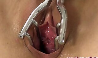 Seductive babe spreads pussy with speculum
