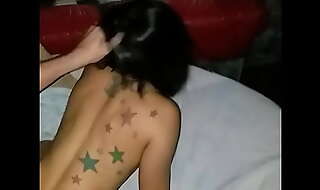 Novinha tatuada fazendo anal com diabo loiro