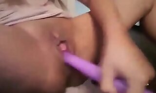 Se masturba con dildo morado